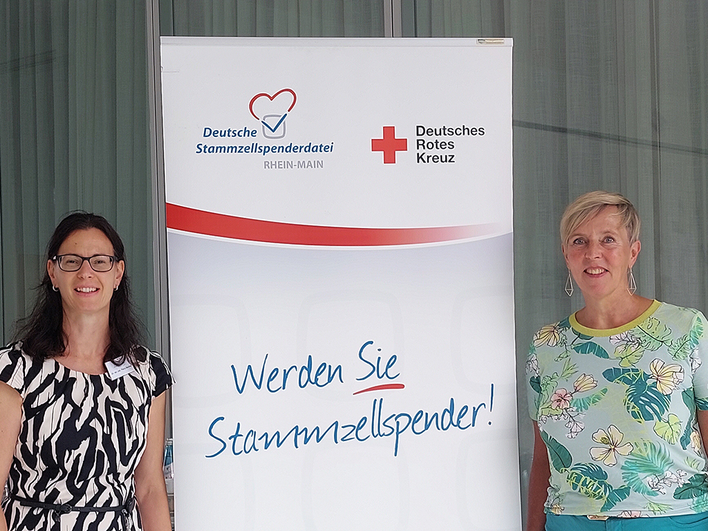 Unsere Stammzellspenderin Frau Petra Wolf (rechts) ist begeistert und stolz von der großen Hilfsbereitschaft Ihrer Kollegen und Kolleginnen.